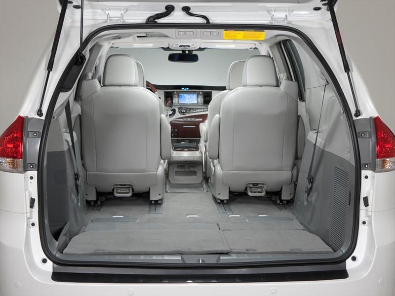 Toyota Sienna XLE 3.5L (2013)