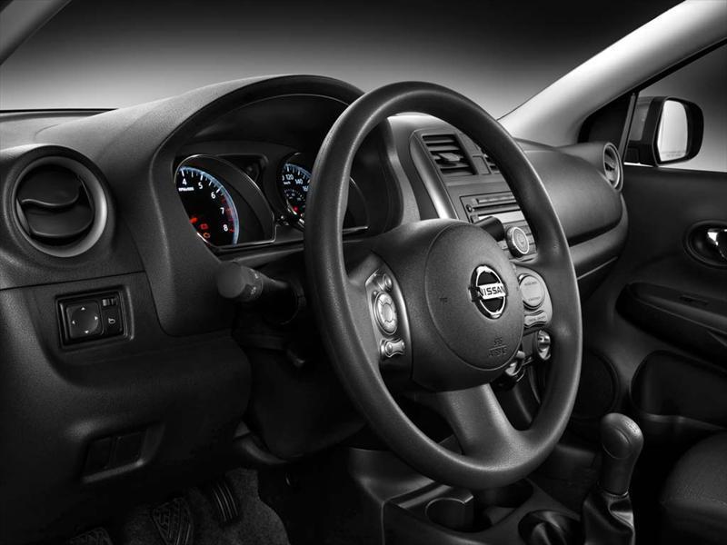 Nissan Versa Sense (2012) Nissan Versa Sense (2012)