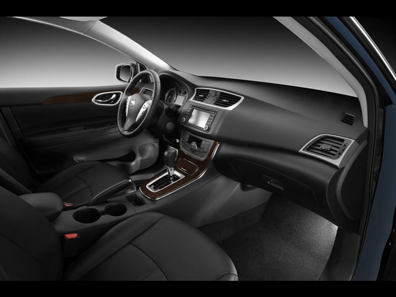 Nissan Sentra SR NAVI Aut (2016) Nissan Sentra SR NAVI Aut (2016)