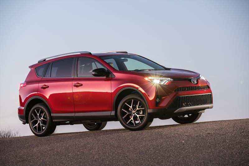 Toyota RAV4 XLE Plus 4WD (2016) Toyota RAV4 XLE Plus 4WD (2016)