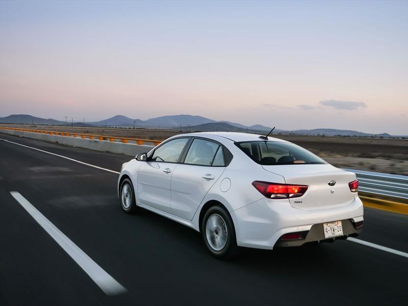 Kia Rio Sedán LX (2018)