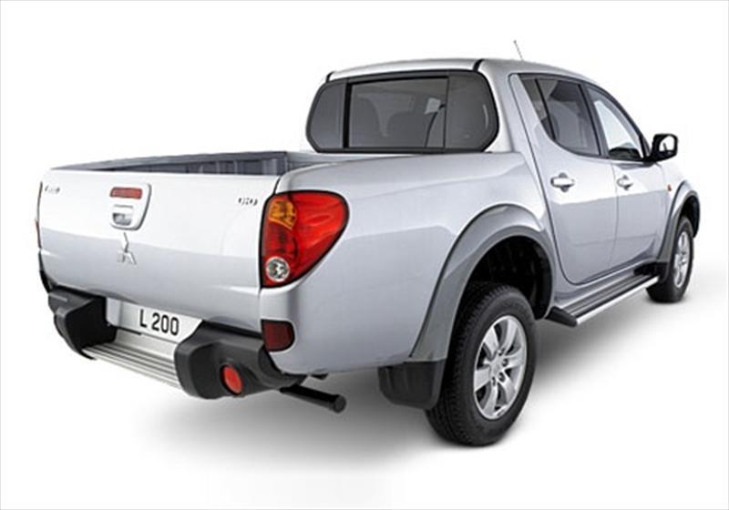 Мицубиси л200 2014 Тритон. Mitsubishi l200 Triton Full komplektatsiya. Митсубиси l200 2008 пикап катафот. Mitsubishi l200 2001 с козырьком.