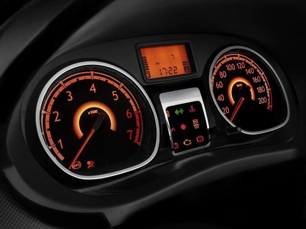 Renault Sandero Expression (2015) Renault Sandero Expression (2015)